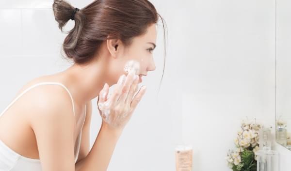 Cetyl Alcohol có khả năng làm sạch bụi bẩn bám trên da nên được ứng dụng để làm nước tẩy trang, sữa rửa mặt,...