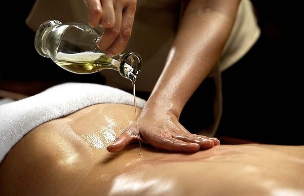 Massage bằng tinh dầu là cách trị thâm vùng mông hiệu quả