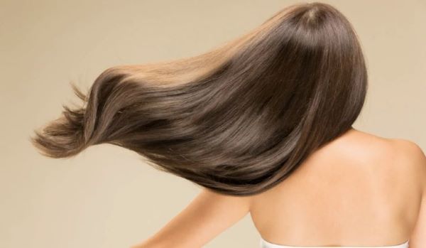 Người phụ nữ có mái tóc suôn mượt khi sử dụng hoạt chất chứa Lanolin trên tóc